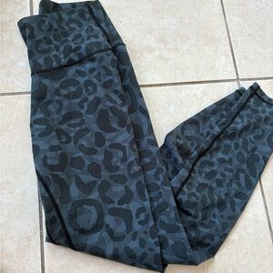Chic Leopard Print Leggings in Black and Gray